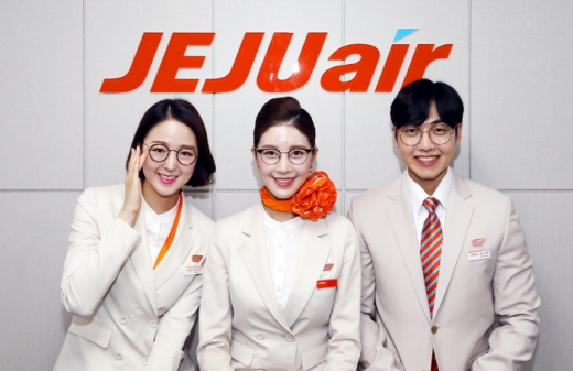 객실승무원 안경착용 /사진=제주항공 제공