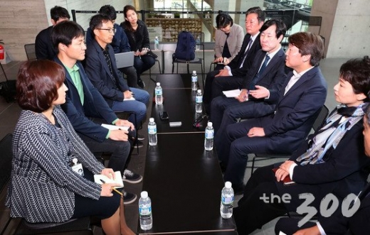 안철수 바른미래당 서울시장 후보를 비롯한 의원들이 불법여론조작 근절을 위해 지난 24일 오후 경기도 성남시 네이버 본사를 방문해 네이버 임원진들과 면담을 하고 있다./사진=머니투데이