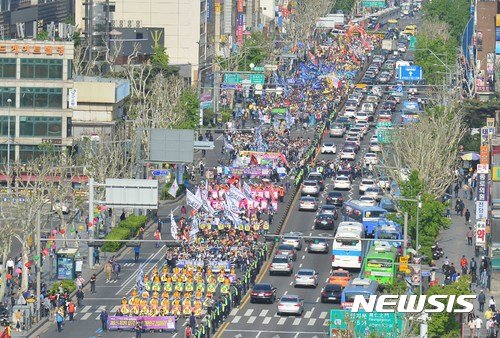 지난해 5월1일 서울 대학로 마로니에 공원에서 2017 세계 노동절 대회를 마친 참가자들의 행진./사진=뉴시스