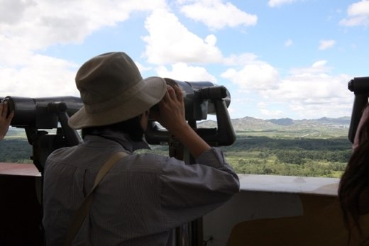 도라전망대에서 망원경으로 북측을 살펴보는 DMZ관광 탐방객들. /사진제공=경기관광공사, 파주시(이하 각 지자체)