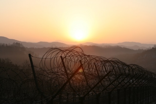 철원의 노을진 철책.