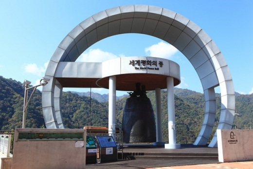 평화의댐에 있는 세계평화의종.