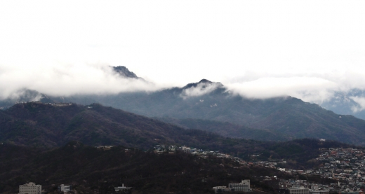 운무 낀 북악산. /사진=뉴시스 이영환 기자
