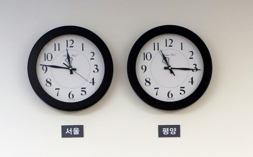 5일 0시를 기해 남북의 시간이 한국 표준시로 통일 됐다. 사진은 지난 27일 남북정상회담 당시 평화의 집 1층 접견실에 걸려있는 시계. /사진=뉴시스