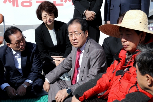 홍준표 자유한국당 대표가 4일 오전 서울 여의도 본청 앞에서 '드루킹 특검'을 요구하며 무기한 단식 농성에 들어간 김성태 원내대표를 찾았다. 홍 대표가 단식농성장의 취재진과 인터뷰를 하고 있다. /사진=뉴스1