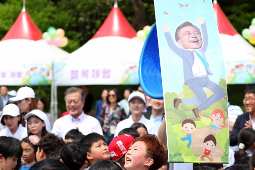 문재인 대통령이 5일 청와대 녹지원에서 열린 2018 어린이날 청와대 초청행사에서 어린이들과 함께 박 터뜨리기를 하고 있다. /사진=뉴시스
