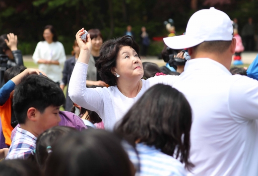 김정숙 여사가 5일 청와대 녹지원에서 열린 2018 어린이날 청와대 초청행사에서 어린이들과 함께 박 터뜨리기를 하고 있다. /사진=뉴시스