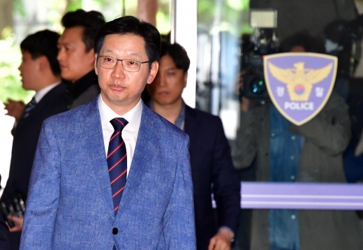 댓글조작 혐의로 구속돼 재판을?받고 있는 '드루킹' 김모씨와 소셜네트워크서비스(SNS) 메신저로 수십 차례 대화를 주고받은 김경수 더불어민주당 의원이 4일 서울 종로구 서울지방경찰청에 참고인 신분으로 출석하고 있다. /사진=뉴스1