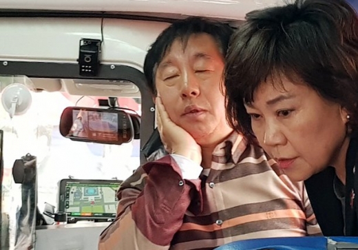 김성태 원내대표가 5일 오후 괴한에 폭행당한 후 여의도 성모병원으로 이송됐다. /사진=뉴스1