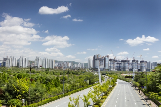 미세먼지가 기승을 부르면서 쾌적한 주거환경을 갖춘 숲세권 아파트가 각광 받는다. /사진=이미지투데이