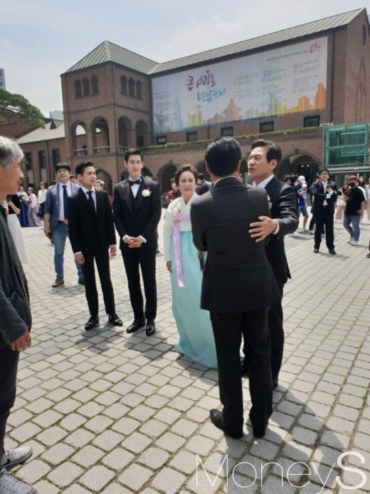 안성기 아들 결혼. 오늘(11일) 안성기 아들인 미술가 안다빈씨가 서울의 한 성당에서 백년가약을 맺었다. /사진=머니S 독자제공