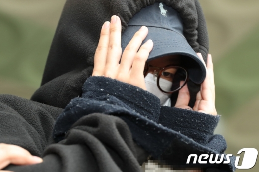 12일 오후 2시40분 서울서부지법의 구속 전 피의자 심문(영장실질심사)을 받기 위해 안모씨가 서울 마포경찰서를 나서고 있다./사진=뉴스1