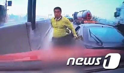 12일 오전 11시 30분쯤 제2서해안고속도로 하행선 조암 IC 전방 3km 지점에서 코란도 스포츠 승용차 운전자가 정신을 잃고 중앙분리대를 들이받았다. 이 사고를 목격한 한영탁씨(46)가 자신의 차량으로 승용차를 막은채 운전자를 구출하려 하고 있다. /사진=뉴스1