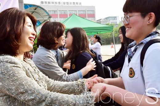 [머니S포토] 달라진 스승의날, 제자 맞이하는 선생님들