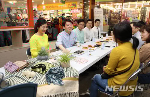 안철수 바른미래당 서울시장 후보가 지난 14일 서울 강북구 수유전통시장을 찾아 청년상인과 간담회를 했다./사진=뉴시스