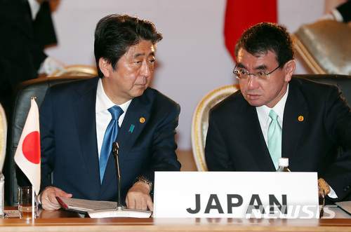 아베 신조 일본 총리(왼쪽)가 지난 9일 오전 일본 도쿄 모토아카사카 영빈관에서 열린 제7차 한·일·중 정상회의에서 고노 다로 외무장관과 대화하고 있다./사진=뉴시스