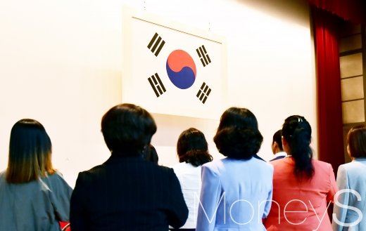 [머니S포토] 스승의날 기념식, 국민의례하는 탈북 교사