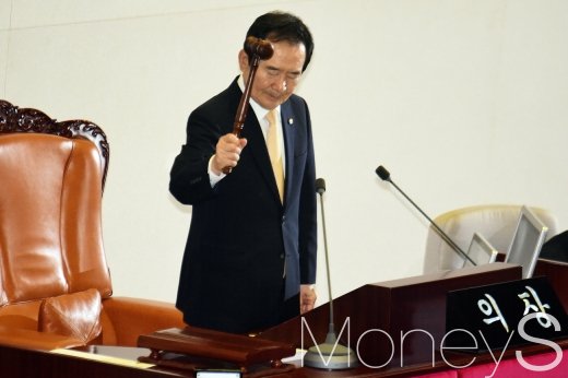 [머니S포토] 추경안 시정연설, 본회의 개의 알리는 정세균 의장