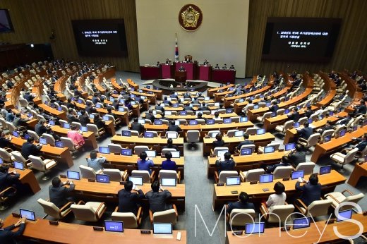 [머니S포토] 추경안 시정연설, 발언대에 선 이낙연 총리