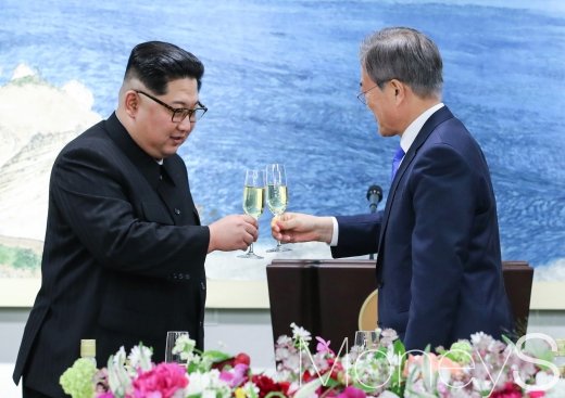 김정은 북한 국무위원장(좌), 문재인 대통령./사진=한국공동사진기자단