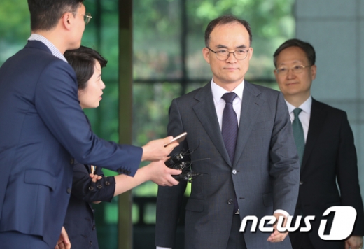 문무일 검찰총장이 15일 서울 서초구 대검찰청에서 점심식사를 하기 위해 차량에 탑승하고 있다. /사진=뉴스1