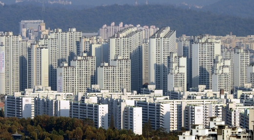 국토부가 500세대 이상 아파트 ‘동대표 중임제한’ 규정을 완화하기로 했다. 사진은 서울 시내 한 아파트 밀집 지역. /사진=뉴시스 DB