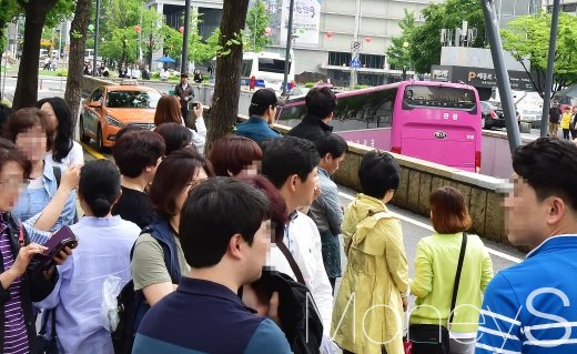 [머니S포토] 외교부 지하차도 붕괴, 뜻밖의 사고에 논란 승객들