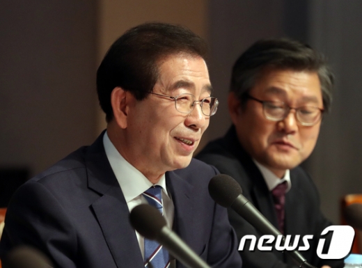 박원순 더불어민주당 서울시장 예비후보가 17일 서울 중구 프레스센터에서 열린 관훈토론회에서 패널들의 질문을 받고 있다. /사진=뉴스1
