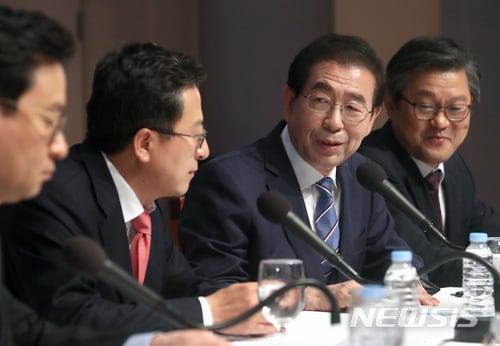 박원순 더불어민주당 서울시장 예비후보가 17일 서울 중구 프레스센터에서 열린 관훈토론회에서 인사말을 하고 있다. /사진=뉴시스