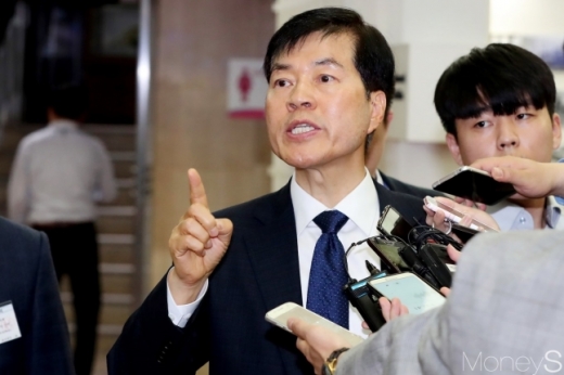 17일 오후 서울 세종로 정부서울청사 금융위원회에서 열린 삼성바이오로직스 감리위원회에 참석한 김태한 대표이사가 취재진의 질문을 받고 있다. /사진=임한별 기자