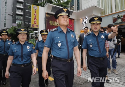이철성(오른쪽 두번째) 경찰청장이 강남역 여성살해 사건 2주기인 17일 서울 강남역 사건현장을 찾아 여성안전 순찰 코스 점검을 하고 있다. /사진=뉴시스