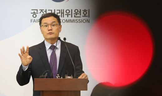 【세종=뉴시스】강종민 기자 = 성경제 공정거래위원회 제조하도급개선과장이 지난 18일 정부세종청사에서 가맹점주 27명의 점포 환경개선 비용 중 일부만 부담하고 광고·판촉행사 집행내역을 통보하지 않은 (주)비에치씨에 시정명령과 과징금 1억 4800만원을 부과했다고 밝히고 있다. 2018.05.20. ppkjm@newsis.com @머니S MNB, 식품 외식 유통 · 프랜차이즈 가맹 & 유망 창업 아이템의 모든 것