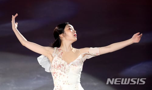 20일 오후 서울 목동 아이스링크에서 열린 아이스쇼 'SK텔레콤 올댓스케이트 2018'에서 김연아가 무대를 펼치고 있다. /사진=뉴시스