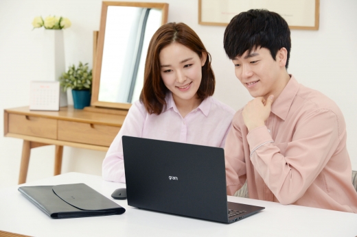LG전자가 'LG 그램' 100만대 판매돌파를 기념하는 한정판 500대를 출시한다. / 사진=LG전자