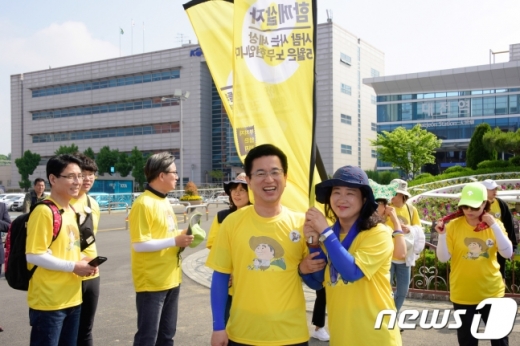 허태정 더불어민주당 대전시장 후보가 10일 오전 대전역에서 출발하는 10구간 '노무현 순례길 깨어있는 시민들의 국토대장정 봉하가는 길' 이벤트에 배우자 양창희씨와 참여해 기념촬영을 하고 있다. /사진=뉴스1
