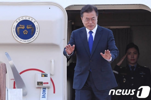 문재인 대통령이 지난 9일 제7차 한일중 정상회의에 참석하기 위해 경기도 성남 서울공항에서 일본으로 출국하고 있다. /사진=뉴스1