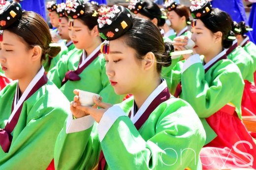 [머니S포토] 오늘은 성년의날, 99년생들 전통 성년례 재현