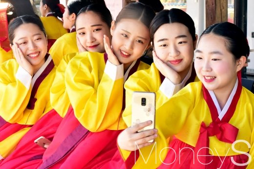 [머니S포토] 친구와 함께한 성년의 날