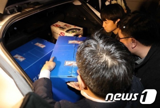 한진그룹 총수 일가의 밀수·관세포탈 혐의를 조사 중인 관세청 인천본부세관 조사관들이 지난 2일 오후 서울 종로구 평창동 조양호 한진그룹 회장 자택에서 압수수색을 마치고 압수품을 차에 싣고 있다. /사진=뉴스1