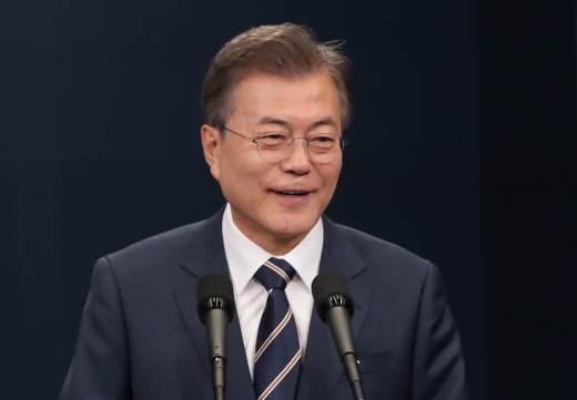 취재진의 질문에 답하는 문재인 대통령. /사진=뉴스1 송원영 기자