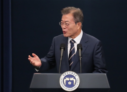 취재진의 질문에 답하는 문재인 대통령. /사진=뉴스1 송원영 기자