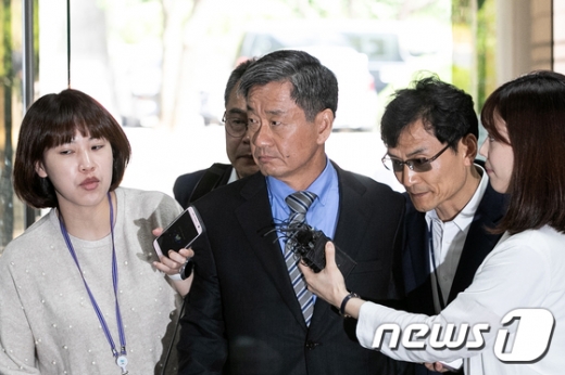 이명박 정부 시절 야권 인사 및 민간인에 대한 불법 사찰 혐의를 받는 이종명 전 국정원 3차장이 30일 오전 서울 서초구 서울중앙지방법원에서 열린 구속 전 피의자 심문(영장실질심사)에 출석하고 있다. /사진=뉴스1