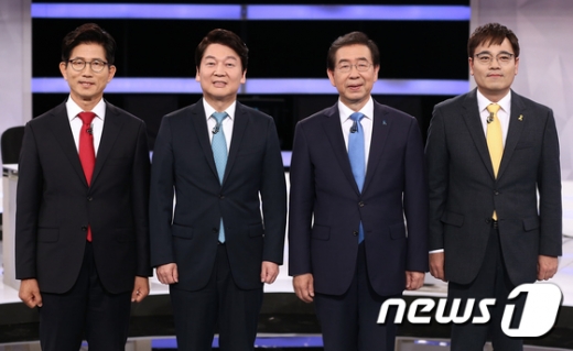 6·13 지방선거 서울특별시장 김문수 자유한국당(왼쪽부터), 안철수 바른미래당, 박원순 더불어민주당, 김종민 정의당 후보가 30일 오후 서울 여의도 KBS에서 열린 '2018 지방선거 서울특별시장 후보 초청 토론회'에 앞서 기념촬영을 하고 있다./사진=뉴스1