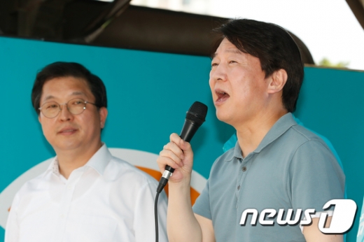 안철수 바른미래당 서울시장 후보가 6.13지방선거 공식 선거운동이 시작된 31일 오후 서울 구로구 신도림역 디큐브시티 앞에서 지지를 호소했다./사진=뉴스1