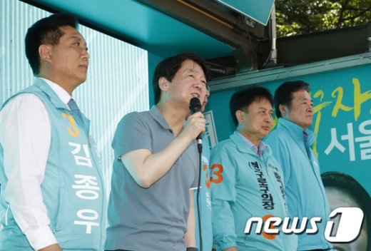 안철수 바른미래당 서울시장 후보가 6.13지방선거 공식 선거운동이 시작된 31일 오후 서울 구로구 구로시장 인근에서 지지를 호소하고 있다./사진=뉴스1