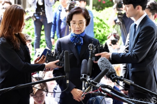 지난 28일 이명희 일우재단 이사장은 폭언, 폭행 등의 혐의로 서울경찰청에 출석했다. /사진=임한별 기자