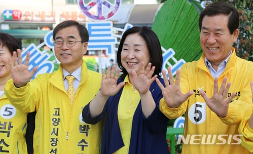 31일 오전 경기 고양시 덕양구 화정역 광장에서 정의당 박수택 고양시장 후보(좌측부터)가 심상정 공동선대위원장, 이홍우 경기도지사 후보가 선거운동을 펼쳤다./사진=뉴시스(박수택 후보 제공)