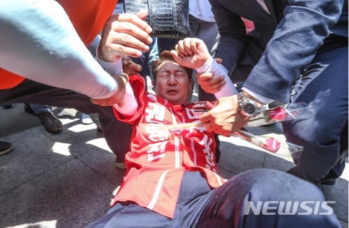 제7회 전국동시지방선거에서 대구시장에 출마한 자유한국당 권영진 후보가 31일 낮 12시30분께 대구시 중구 반월당에서 출정식 중 한 여성의 폭행으로 허리와 꼬리뼈 등을 다쳤다. /사진=뉴시스(경북일보 제공)
