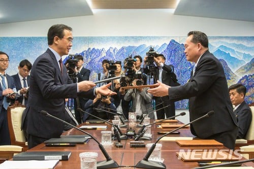 조명균 통일부 장관과 리선권 조국평화통일위원회 위원장이 1일 오후 판문점 남측 평화의집에서 열린 '남북고위급회담'을 마친 뒤 공동보도문을 교환하고 있다. /사진=뉴시스(사진공동취재단)