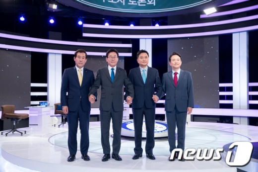 5일 오후 11시15분부터 경기도지사 후보 토론회가 시작됐다. 사진 왼쪽부터 이홍우(정의) 이재명(민주) 김영환(바른미래) 남경필(한국) 후보. /사진=뉴스1